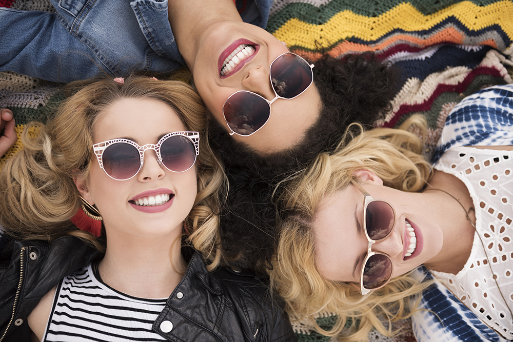 3 chicas con gafas de sol, Tendencias EYEWEAR 2023